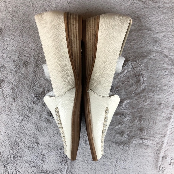 100% Leather Bettye Muller Chet Pointed Toe Loafer - Picture 5 of 11